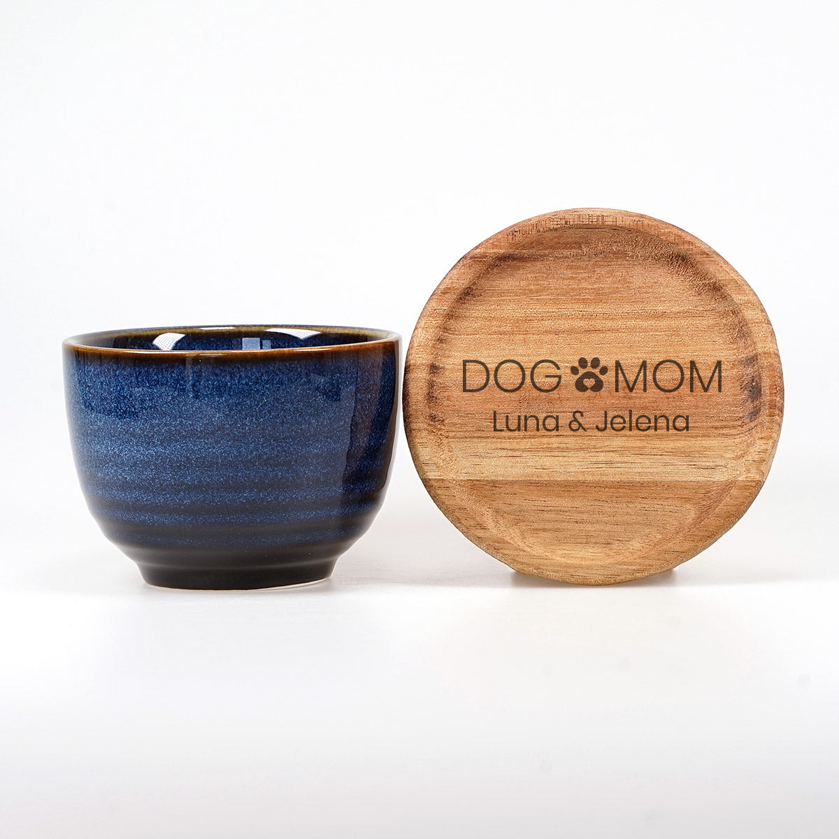 Personalisierte Kaffeetasse & Holzuntersetzer – „Dog Mom“ mit Wunschnamen - Blau