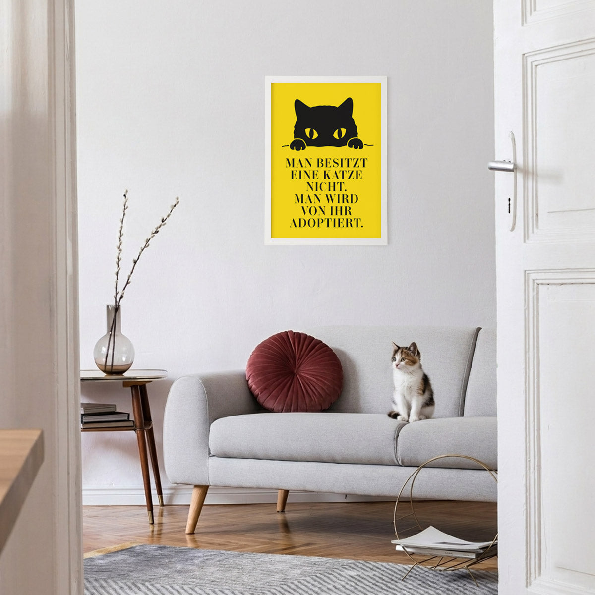 Poster „Man wird adoptiert“ Statement – Lustige Wanddeko für Katzenbesitzer