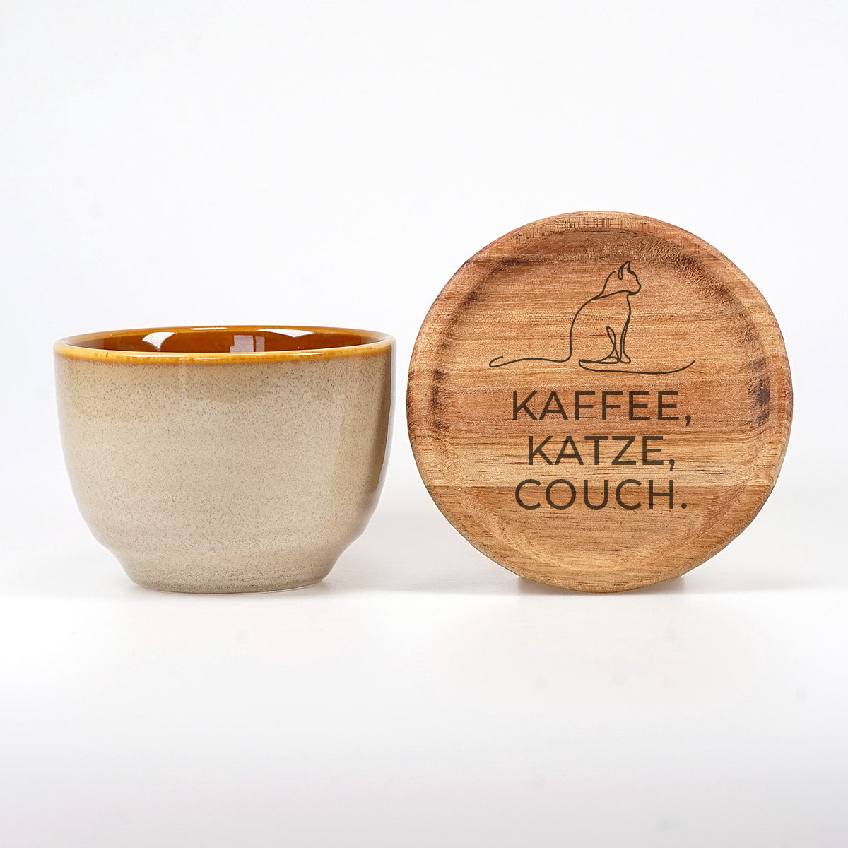 Premium Kaffeetasse & Holzuntersetzer im Set – „Kaffee, Katze, Couch“