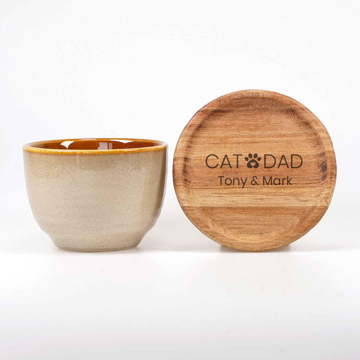 Personalisierte Kaffeetasse & Holzuntersetzer – „Cat Dad“ mit Wunschnamen - Beige