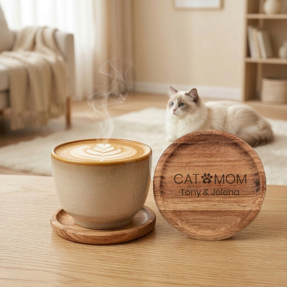 Personalisierte Kaffeetasse & Holzuntersetzer – „Cat Mom“ mit Wunschnamen - Beige