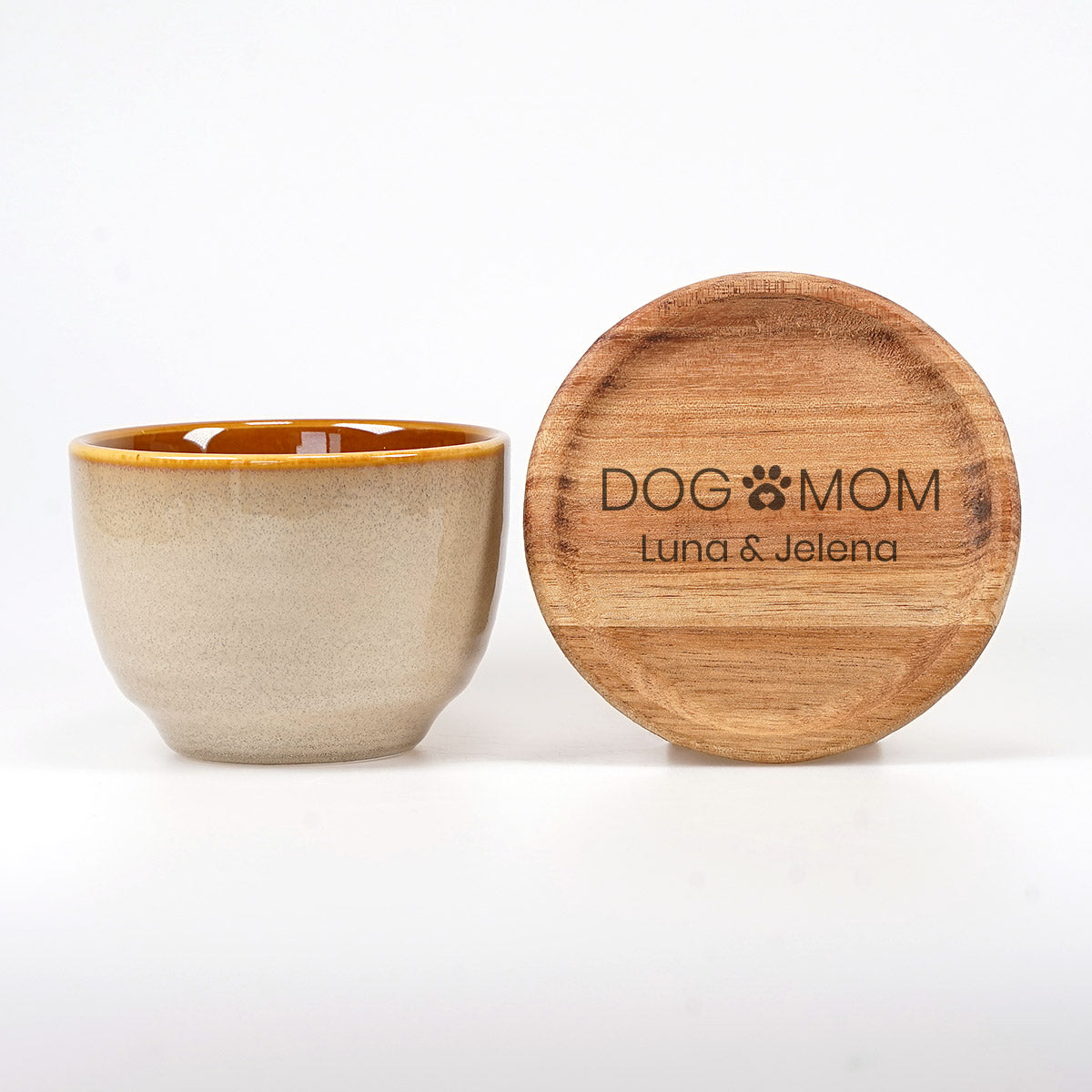 Personalisierte Kaffeetasse & Holzuntersetzer – „Dog Mom“ mit Wunschnamen - Beige