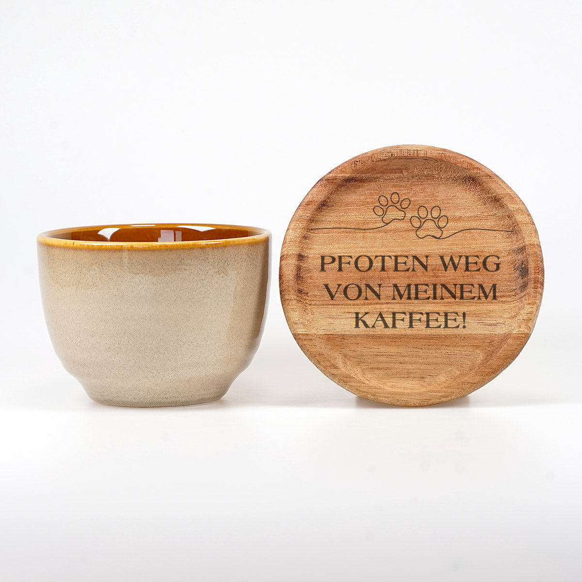 Premium Kaffeetasse & Holzuntersetzer im Set – „Pfoten Weg von meinem Kaffee!“