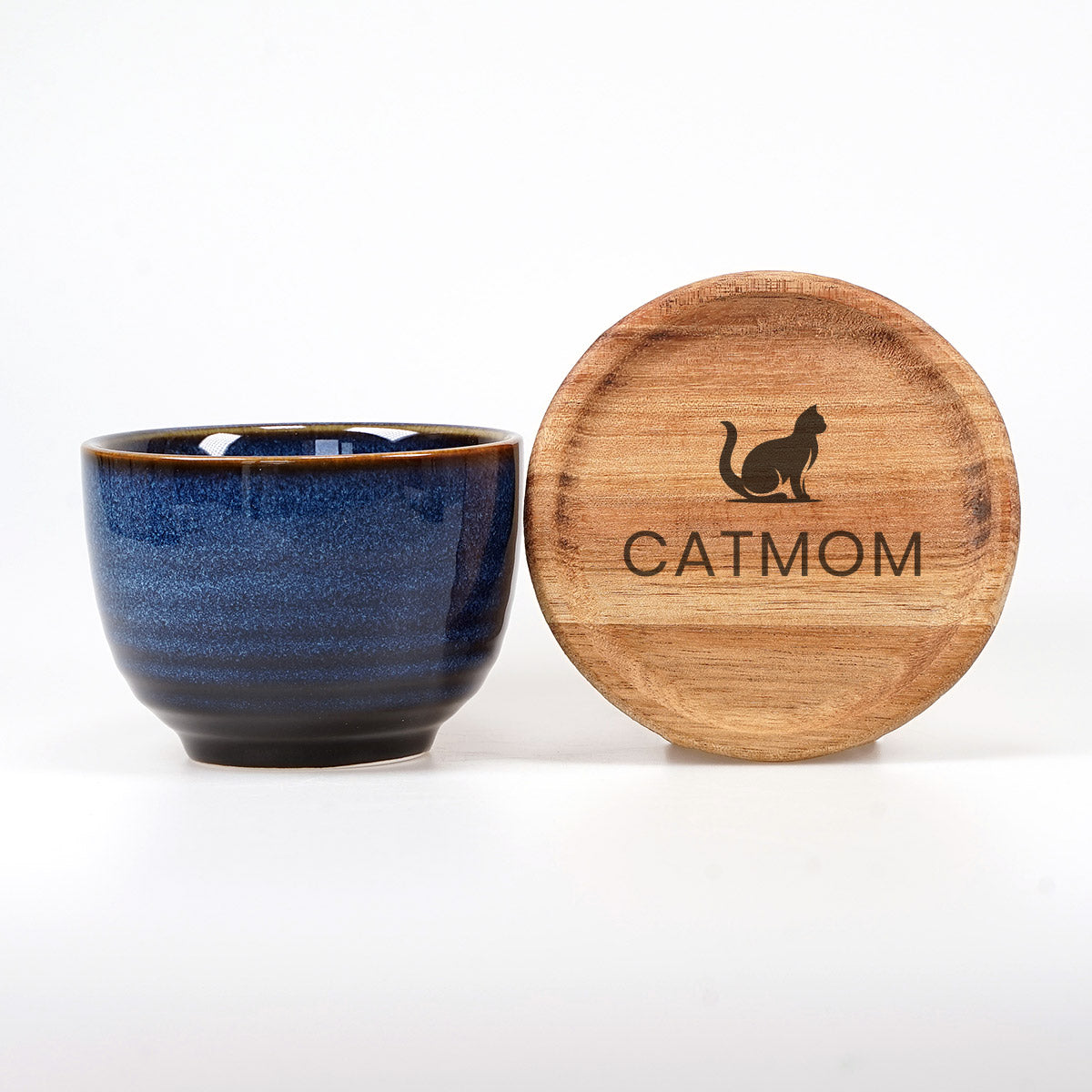 Premium Kaffeetasse & Holzuntersetzer im Set – „Cat Mom“
