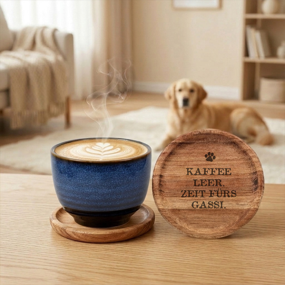 Premium Kaffeetasse & Holzuntersetzer im Set – „Kaffee leer. Zeit fürs Gassi.“