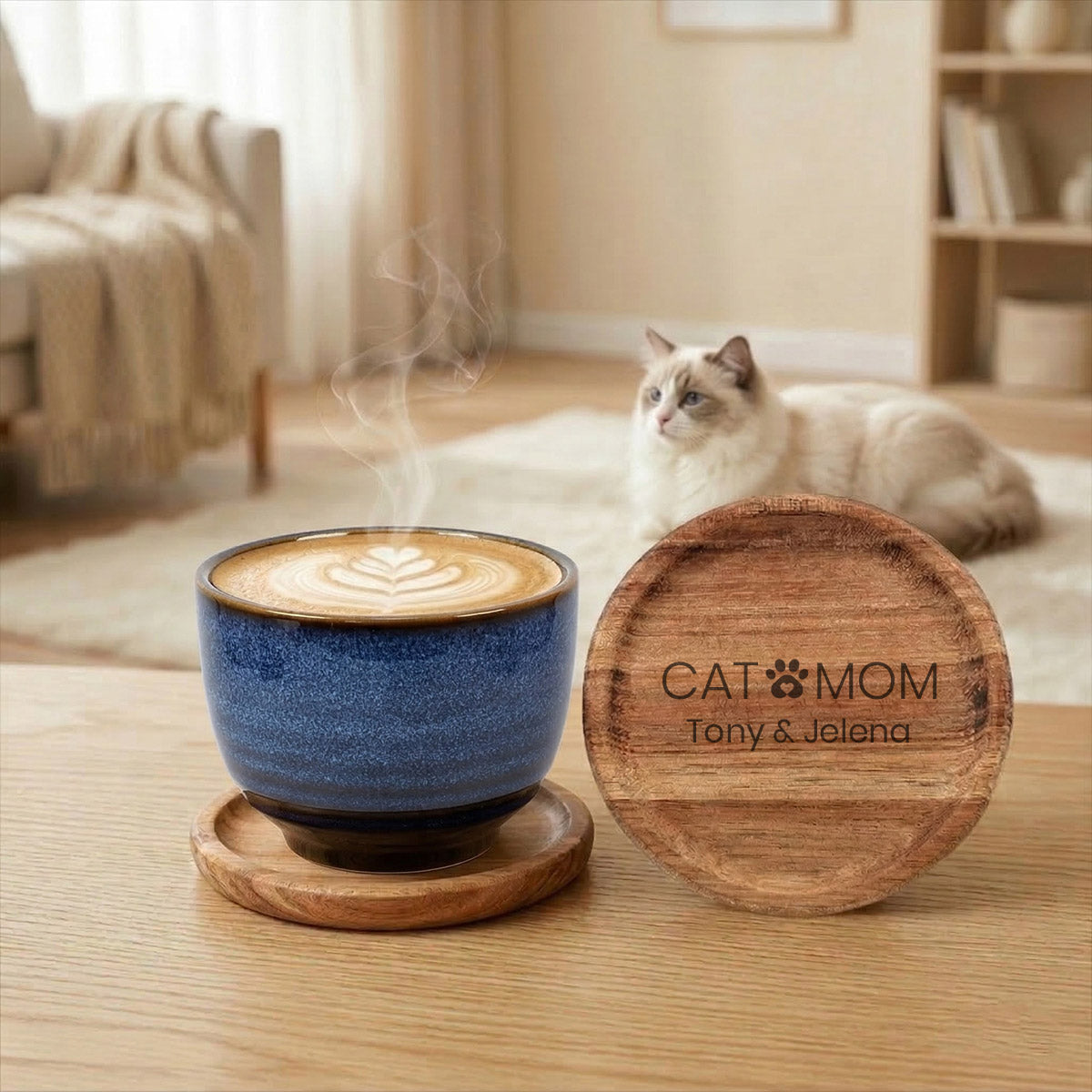 Personalisierte Kaffeetasse & Holzuntersetzer – „Cat Mom“ mit Wunschnamen - Blau