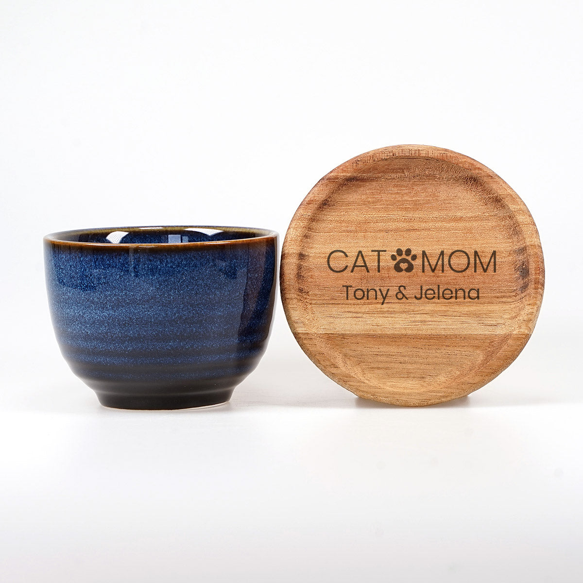 Personalisierte Kaffeetasse & Holzuntersetzer – „Cat Mom“ mit Wunschnamen - Blau