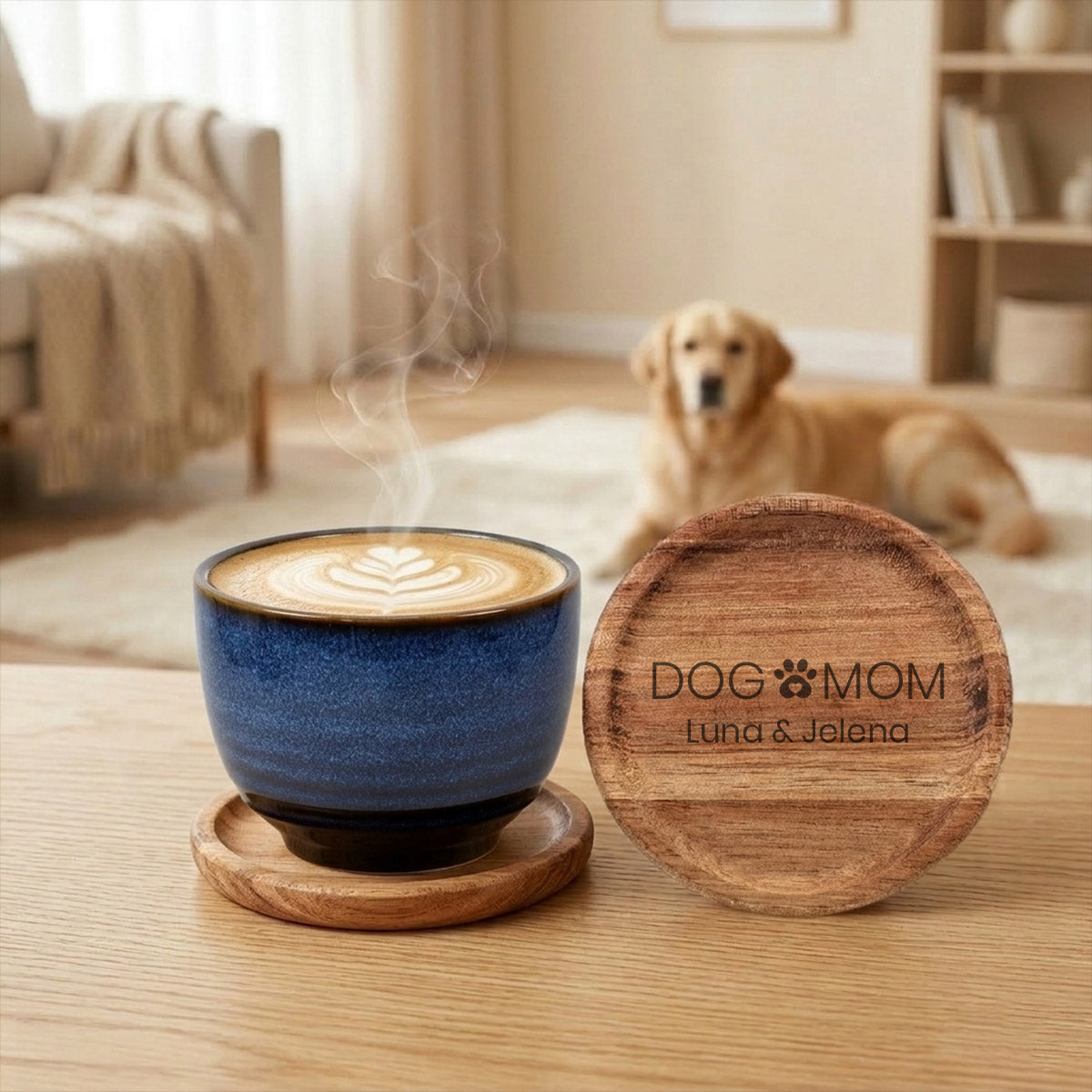 Personalisierte Kaffeetasse & Holzuntersetzer – „Dog Mom“ mit Wunschnamen - Blau