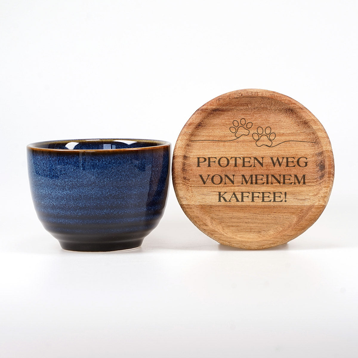 Premium Kaffeetasse & Holzuntersetzer im Set – „Pfoten Weg von meinem Kaffee!“