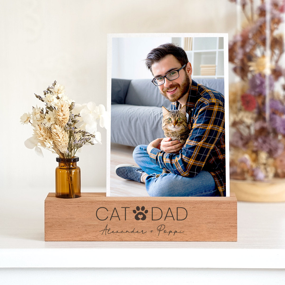 Personalisierter Fotoständer aus Holz mit Trockenblumen – „CAT DAD“