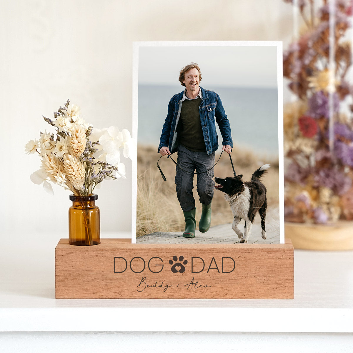 Personalisierter Fotoständer aus Holz mit Trockenblumen – „Dog Dad“
