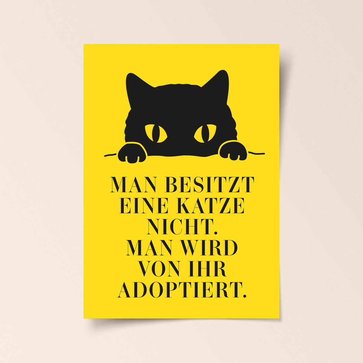 Poster „Man wird adoptiert“ Statement – Lustige Wanddeko für Katzenbesitzer