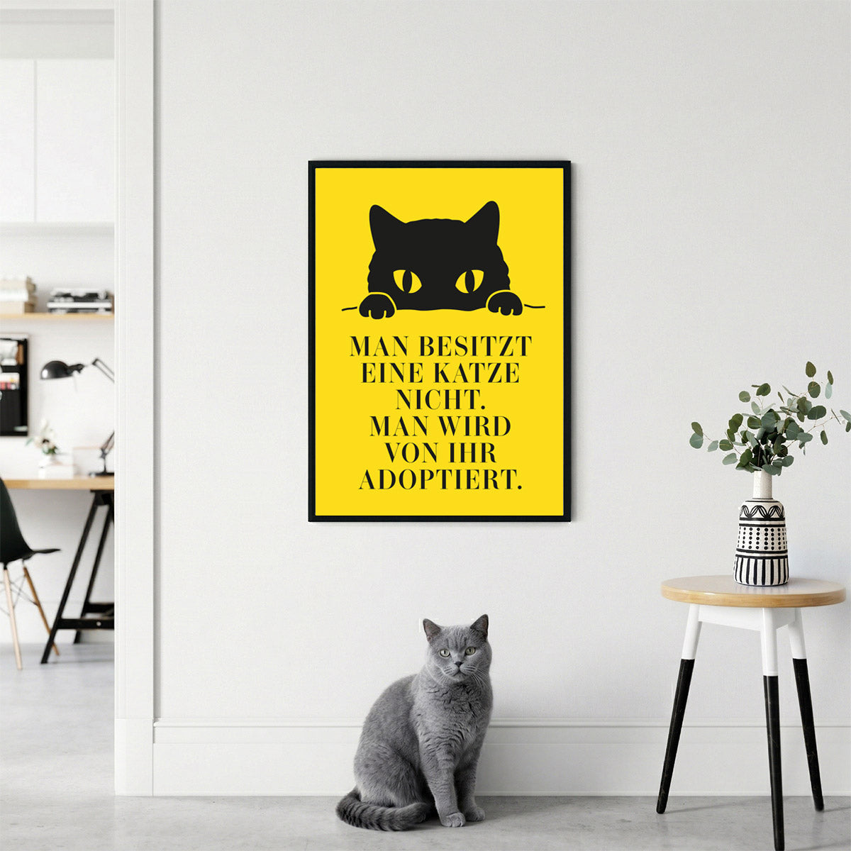 Poster „Man wird adoptiert“ Statement – Lustige Wanddeko für Katzenbesitzer